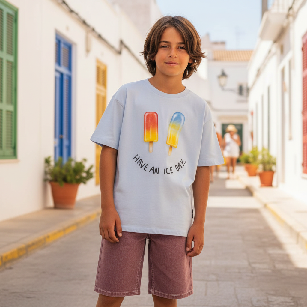 Stoere jongen in Ibiza stad zonder ketting